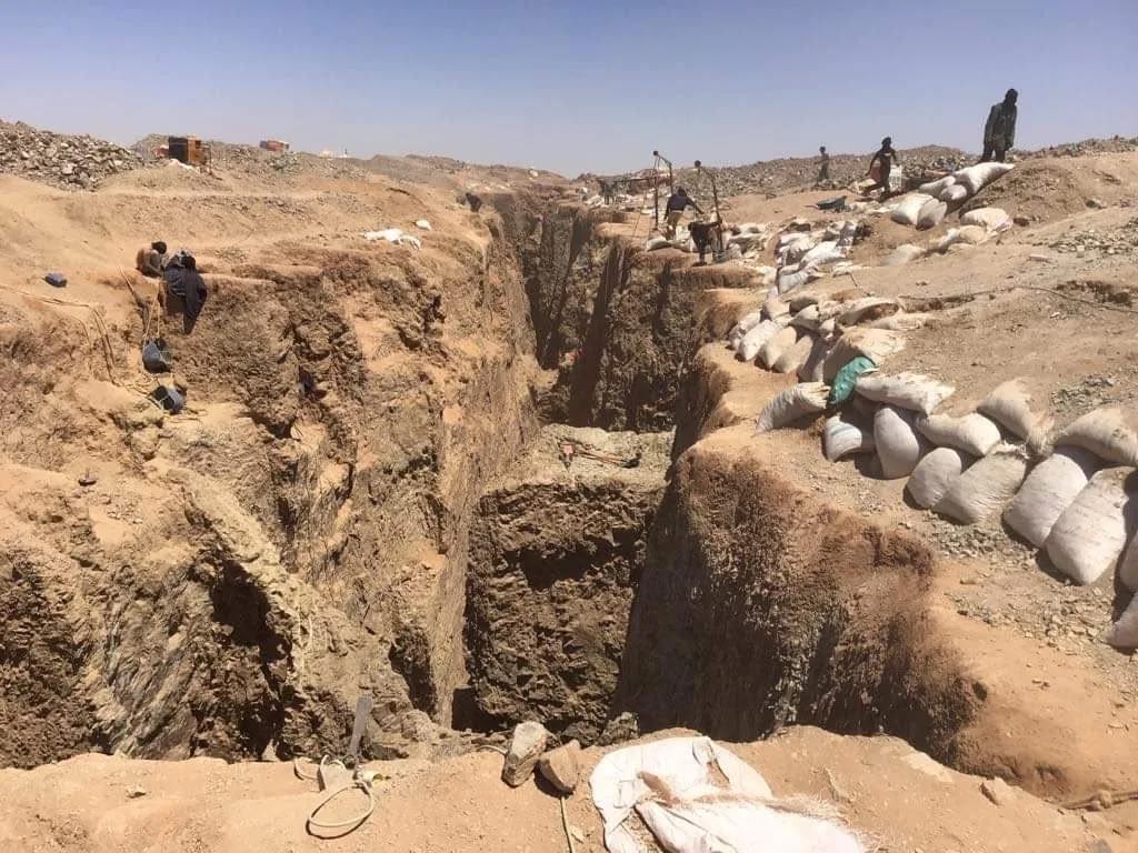 انهيار بئر بـ اگليب اندور على منقبين مازل مصير احدهم مجهول